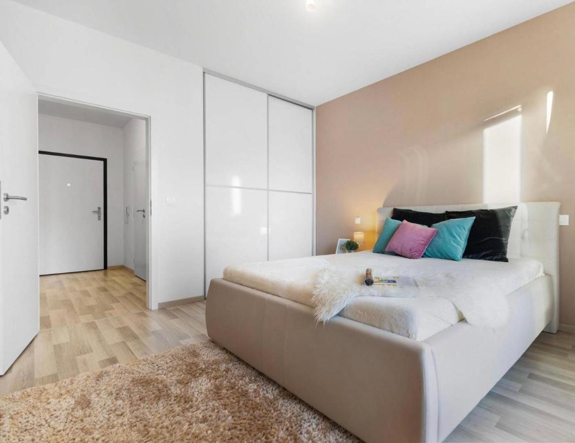 Sunflower - Modern Large Charming Apartment With Balcony Братислава Экстерьер фото