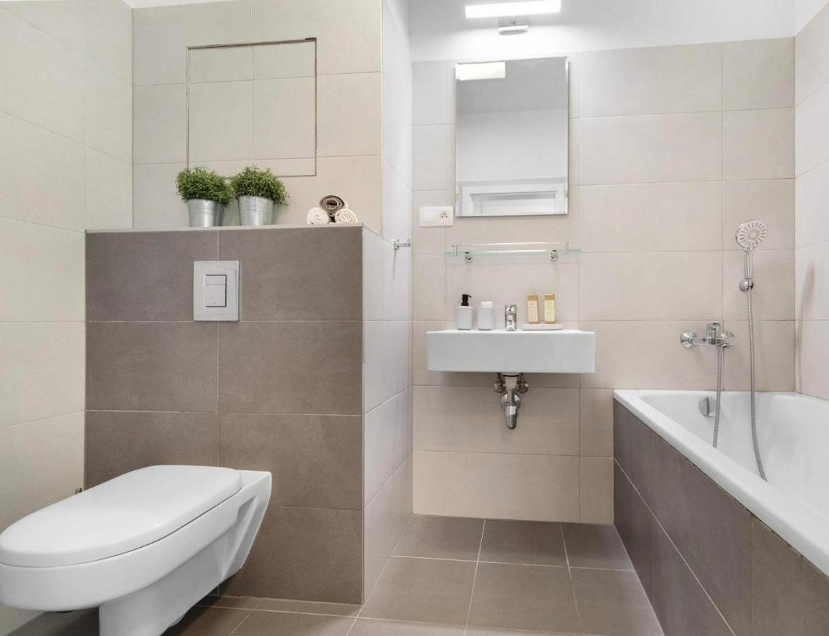 Sunflower - Modern Large Charming Apartment With Balcony Братислава Экстерьер фото