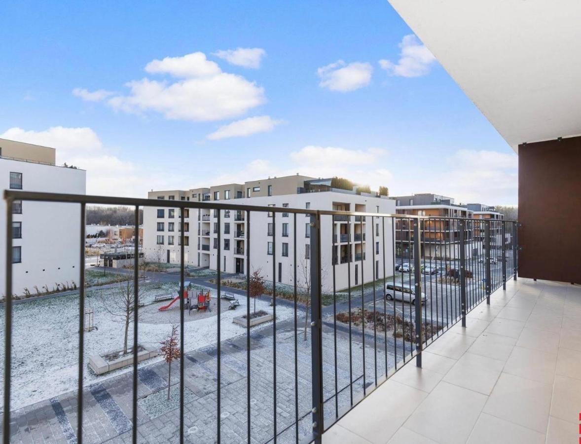 Sunflower - Modern Large Charming Apartment With Balcony Братислава Экстерьер фото