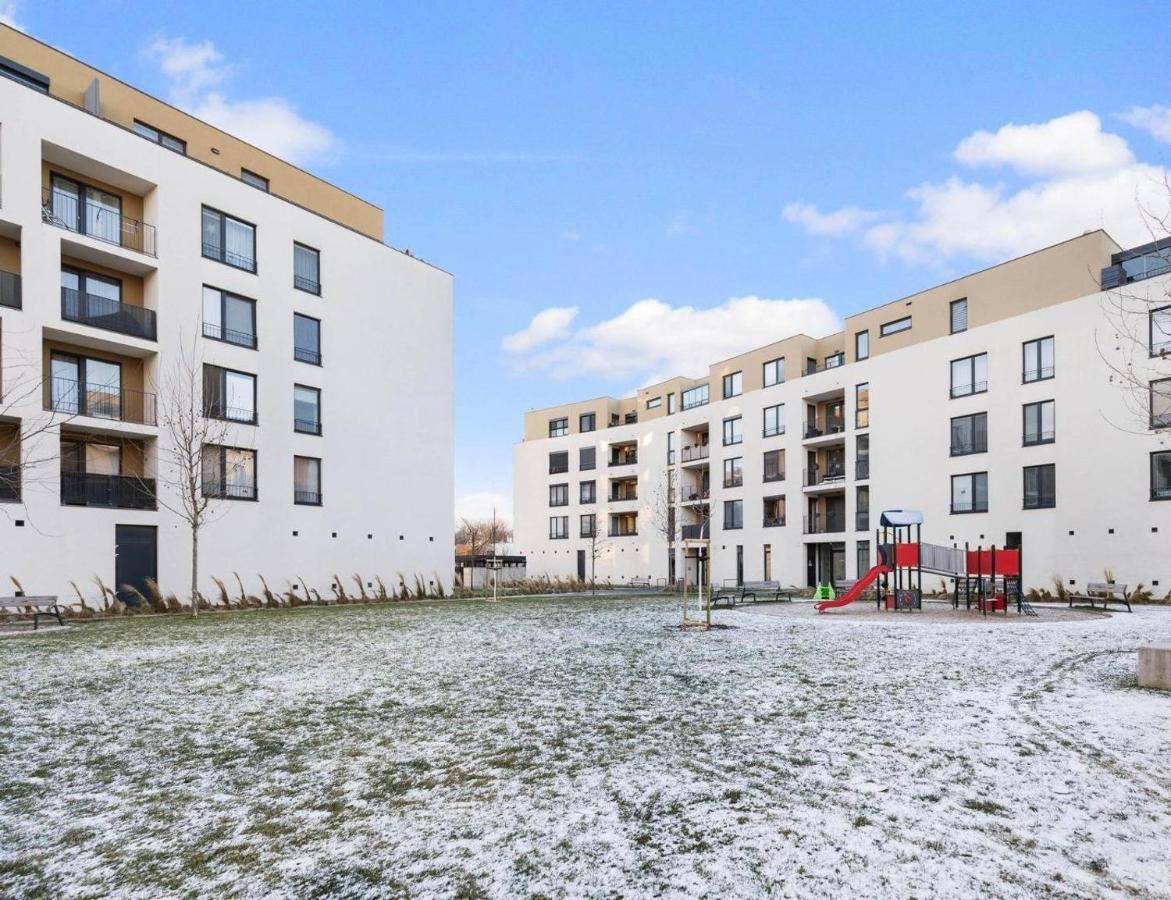 Sunflower - Modern Large Charming Apartment With Balcony Братислава Экстерьер фото